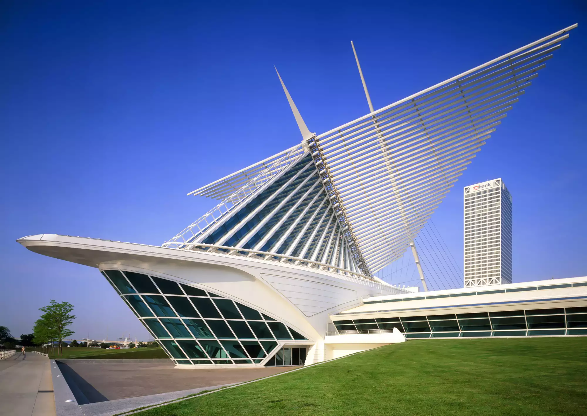 Milwaukee Art Museum. Fly Private Jet.