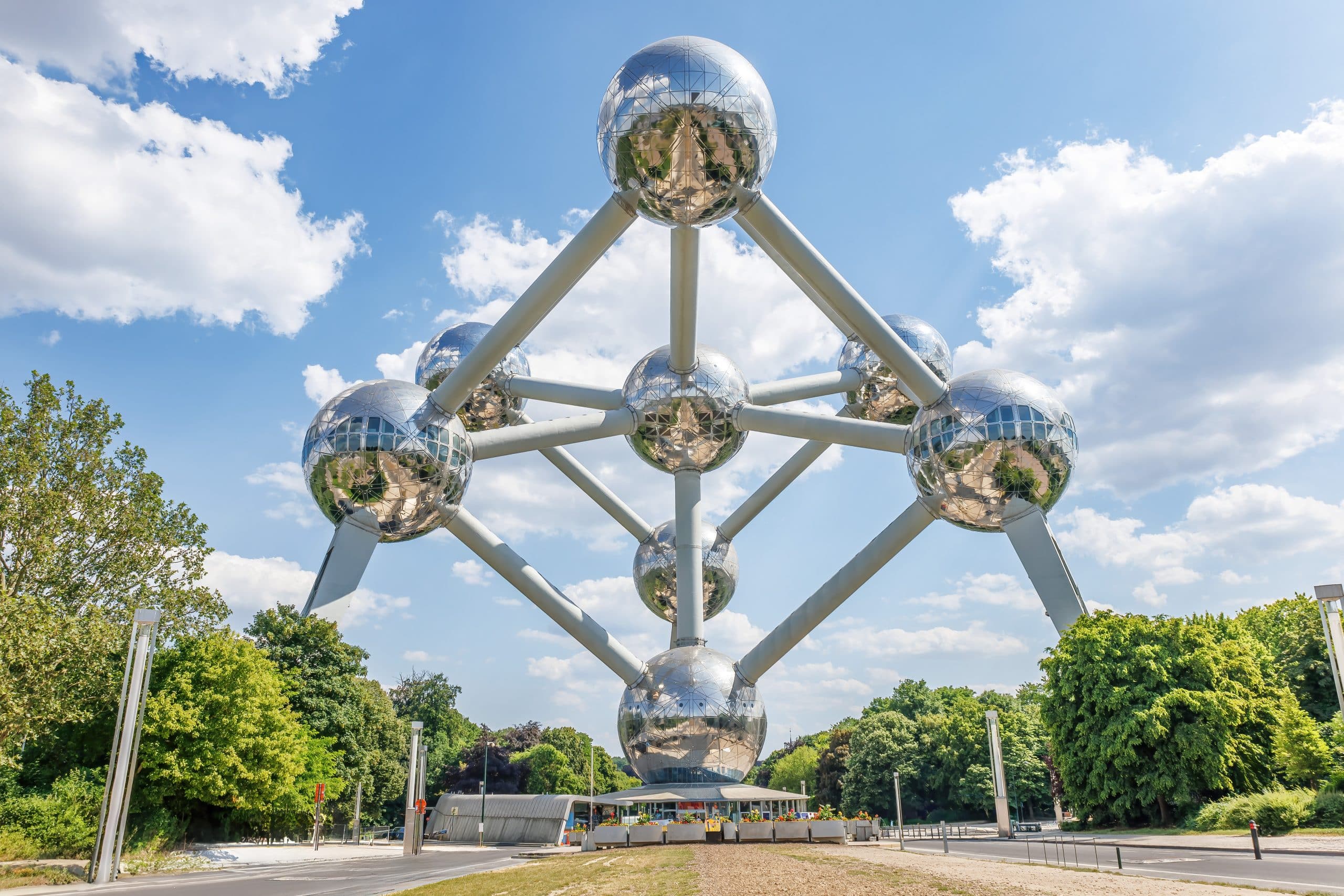 Atom model Brussels. Fly private to Brussels.