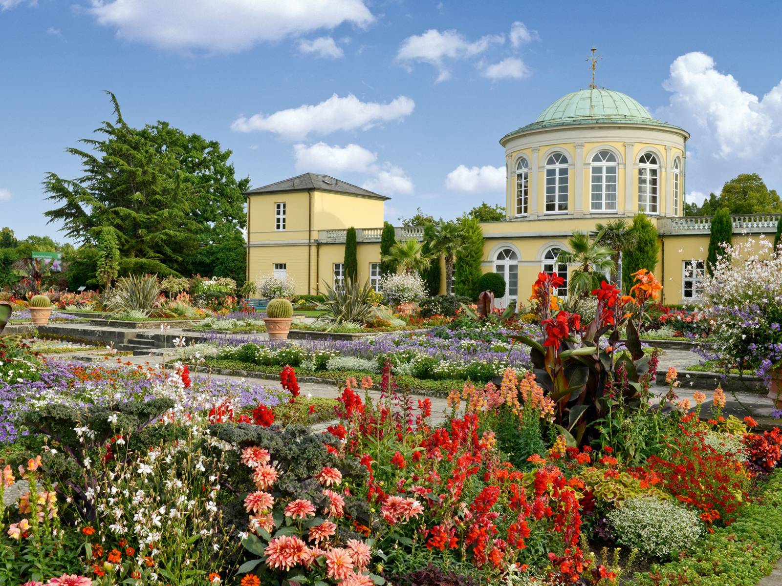 Berggarten in Hannover. Fly Private to Hannover.